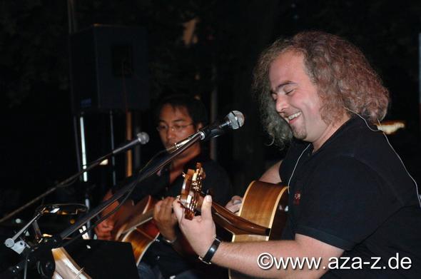 100706Musikzelt_Driest-03.JPG - 10.07.06 Sektzelt Kurpfalz Sektlaube von Heike und Rhett-Oliver Driest auf der Wiese im Domgarten neben Festplatz Speyer im Rahmen des vom Verkehrsverein Speyer organisierten Brezelfestes, es spielen "Aza + Z" alias Haja "Aza" Razafindraboay und Joerg Jockel Zehfuss