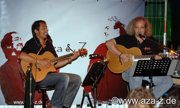 100706Musikzelt_Driest-06.JPG - 10.07.06 Sektzelt Kurpfalz Sektlaube von Heike und Rhett-Oliver Driest auf der Wiese im Domgarten neben Festplatz Speyer im Rahmen des vom Verkehrsverein Speyer organisierten Brezelfestes, es spielen "Aza + Z" alias Haja "Aza" Razafindraboay und Joerg Jockel Zehfuss