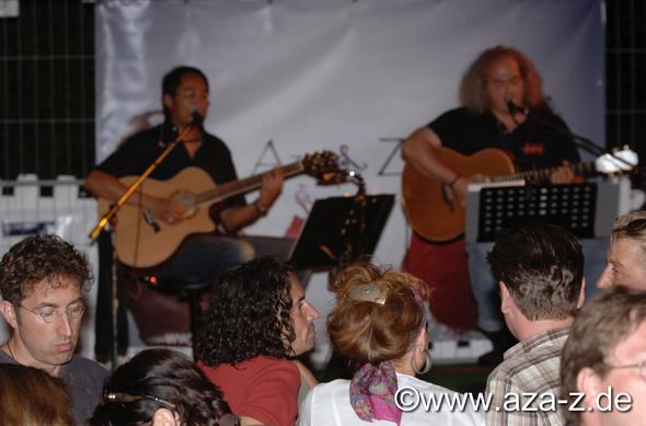 100706Musikzelt_Driest-09.JPG - 10.07.06 Sektzelt Kurpfalz Sektlaube von Heike und Rhett-Oliver Driest auf der Wiese im Domgarten neben Festplatz Speyer im Rahmen des vom Verkehrsverein Speyer organisierten Brezelfestes, es spielen "Aza + Z" alias Haja "Aza" Razafindraboay und Joerg Jockel Zehfuss