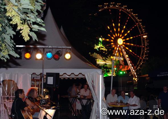 100706Musikzelt_Driest-15.JPG - 10.07.06 Sektzelt Kurpfalz Sektlaube von Heike und Rhett-Oliver Driest auf der Wiese im Domgarten neben Festplatz Speyer im Rahmen des vom Verkehrsverein Speyer organisierten Brezelfestes, es spielen "Aza + Z" alias Haja "Aza" Razafindraboay und Joerg Jockel Zehfuss