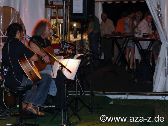 100706Musikzelt_Driest-16.JPG - 10.07.06 Sektzelt Kurpfalz Sektlaube von Heike und Rhett-Oliver Driest auf der Wiese im Domgarten neben Festplatz Speyer im Rahmen des vom Verkehrsverein Speyer organisierten Brezelfestes, es spielen "Aza + Z" alias Haja "Aza" Razafindraboay und Joerg Jockel Zehfuss