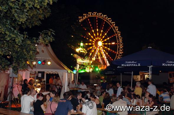 100706Musikzelt_Driest-17.JPG - 10.07.06 Sektzelt Kurpfalz Sektlaube von Heike und Rhett-Oliver Driest auf der Wiese im Domgarten neben Festplatz Speyer im Rahmen des vom Verkehrsverein Speyer organisierten Brezelfestes, es spielen "Aza + Z" alias Haja "Aza" Razafindraboay und Joerg Jockel Zehfuss