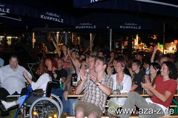 100706Musikzelt_Driest-22.JPG - 10.07.06 Sektzelt Kurpfalz Sektlaube von Heike und Rhett-Oliver Driest auf der Wiese im Domgarten neben Festplatz Speyer im Rahmen des vom Verkehrsverein Speyer organisierten Brezelfestes, es spielen "Aza + Z" alias Haja "Aza" Razafindraboay und Joerg Jockel Zehfuss, hier Blick ins begeisterte Publikum