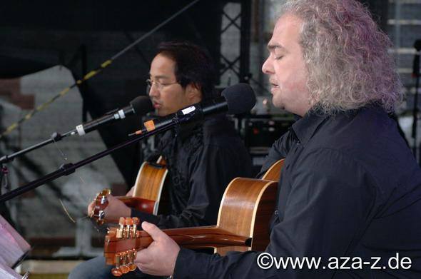 RLP_Aza+Z06.JPG - 19.05. - 21.05.06 Rheinland-Pfalz-Tag in Speyer, Open Air Buehne Gedaechtniskirche (der pavillon, Arno Lutz), hier am 20.05. das Gitarrenduo Aza + Z mit Haja "Aza" Razafindraboay und Joerg Jockel Zehfuss