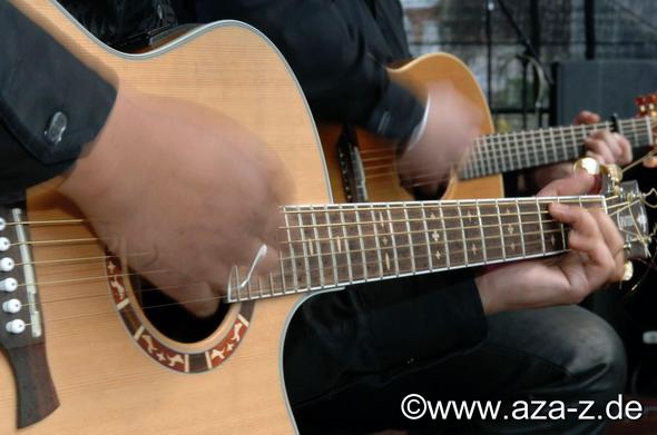 RLP_Aza+Z16.JPG - 19.05. - 21.05.06 Rheinland-Pfalz-Tag in Speyer, Open Air Buehne Gedaechtniskirche (der pavillon, Arno Lutz), hier am 20.05. das Gitarrenduo Aza + Z mit Haja "Aza" Razafindraboay und Joerg Jockel Zehfuss