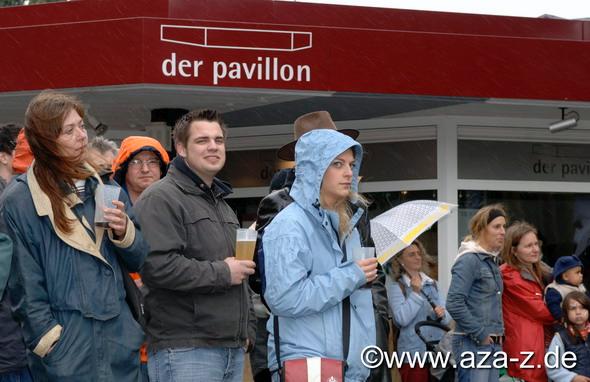 RLP_Stimmung06.JPG - 19.05. - 21.05.06 Rheinland-Pfalz-Tag in Speyer, Open Air Buehne Gedaechtniskirche (der pavillon, Arno Lutz), hier am 20.05. das Gitarrenduo Aza + Z mit Haja "Aza" Razafindraboay und Joerg Jockel Zehfuss, der starke Regen verhindert mehr Publikum